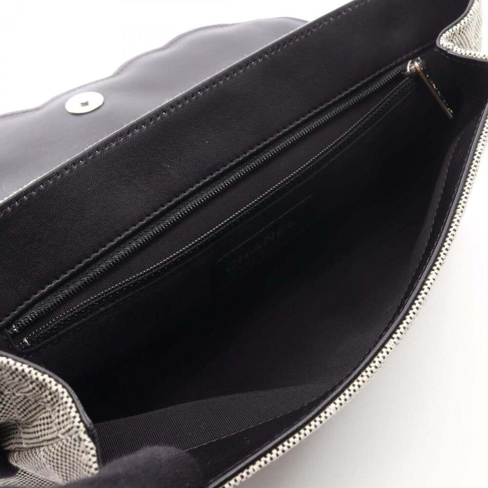 CHANEL Black Leather Shoulder Bag - Picture 3 of 11